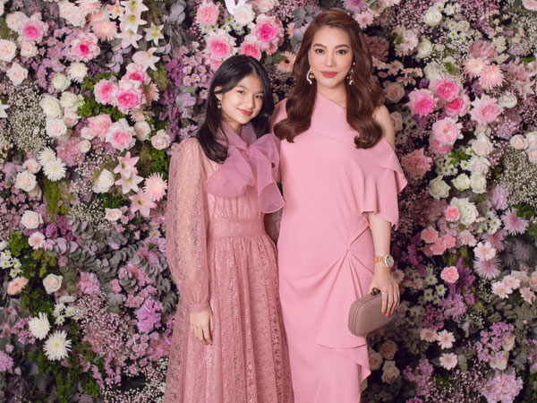 Con gái Trương Ngọc Ánh diện váy voan ra dáng quý tộc, so kè cùng dàn chân dài Vbiz tại tiệc hồng của NTK Đỗ Mạnh Cường