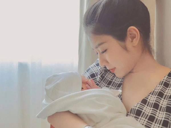 Ai ở cữ tóc tai bù xù xuống sắc chứ Trang Lou thì không, 'mẹ bỉm' 2 con xinh hết phần người khác rồi