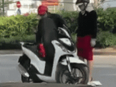 Bị giận dỗi mắng chửi giữa đường, chàng trai vứt hết đồ cùng câu nói sâu cay khiến bạn gái 'đơ người'
