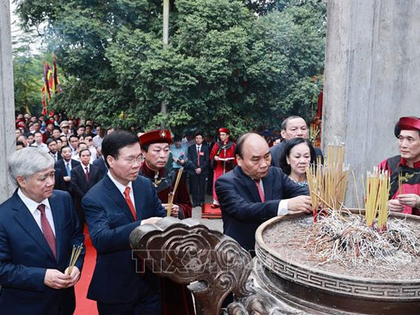 Hình ảnh Chủ tịch nước Nguyễn Xuân Phúc dâng hương tưởng niệm các Vua Hùng