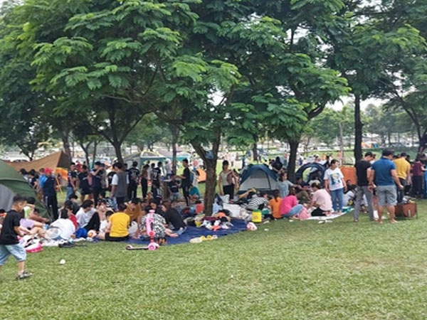 Nghỉ lễ Giỗ tổ, công viên Yên Sở 'vỡ trận' bởi hàng nghìn người dân Thủ đô kéo nhau ra cắm trại