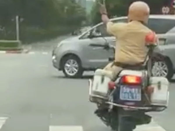 Sự thật CSGT lái mô tô đặc chủng đòi đường ưu tiên cho ôtô biển vàng ở TP HCM