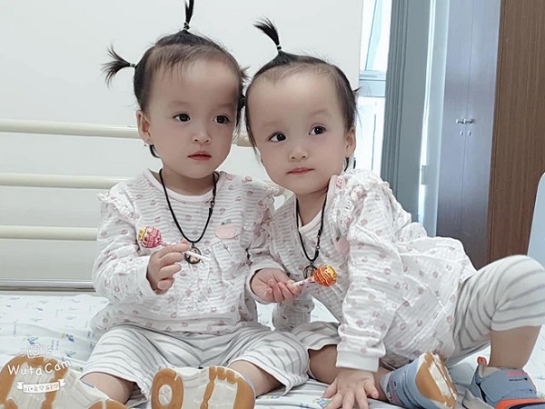 Khoảnh khắc 2 chị em ríu rít cực đáng yêu sau khi bé Diệu Nhi được phẫu thuật hoàn chỉnh đường tiêu hóa