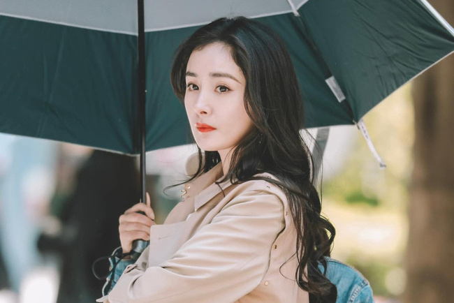 Dương Mịch đẹp sang chảnh như chụp ảnh tạp chí trên trường quay, lộ cả đôi chân thon dài trong bóng tối