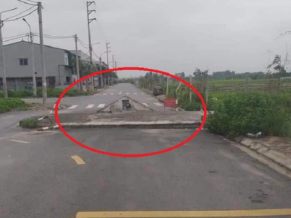 Bia đá 'mọc' lên giữa đường, tới gần nhiều người thất kinh vì dòng chữ trên đó