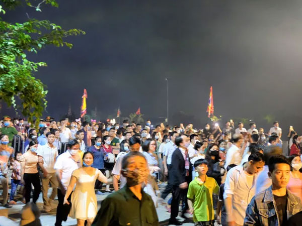 Biển người chen nhau xem bắn pháo hoa Năm Du lịch Quốc gia 2021