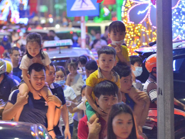 Ảnh: Phụ huynh mệt nhoài, trẻ em ngủ gật trên vòng tay cha mẹ sau khi xem pháo hoa ngày Giỗ Tổ Hùng Vương