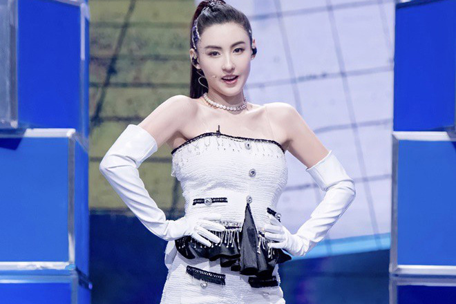 Trương Bá Chi khiến cả showbiz ngỡ ngàng khi tuyên bố quyết định đổi tên, truyền thông vội vã lý giải