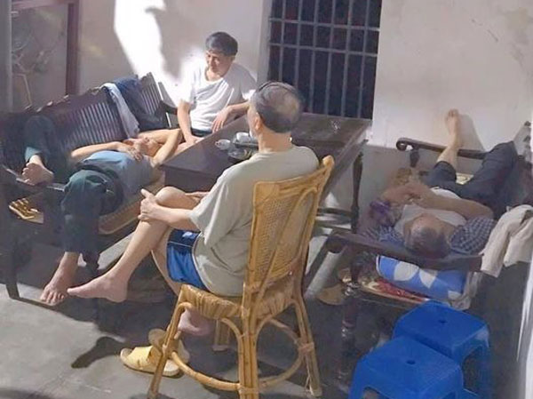 Ván cờ tướng vô hình của 4 người đàn ông mù khiến dân tình trầm trồ cùng câu chuyện cảm động đằng sau