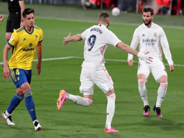 'Đi dạo' ở Cadiz, Real Madrid trở lại ngôi đầu La Liga