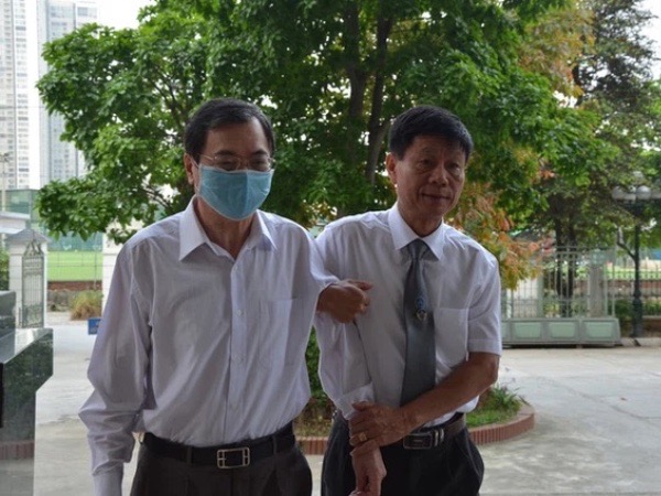 Cựu Bộ trưởng Vũ Huy Hoàng đến sớm hầu tòa, luật sư phải dìu lên từng bậc thềm