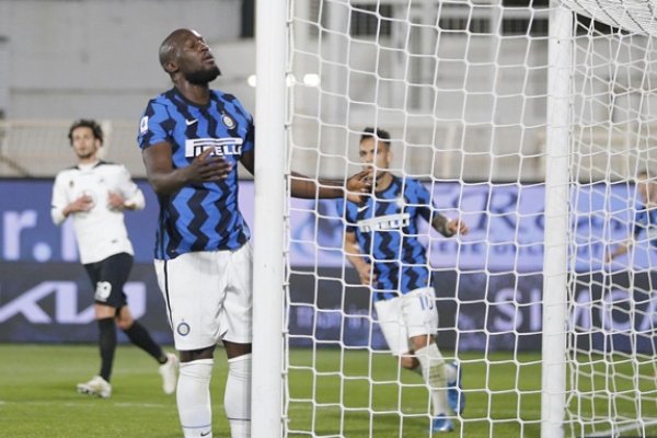 Lukaku bỏ lỡ khó tin, Inter bị cầm hòa đáng tiếc