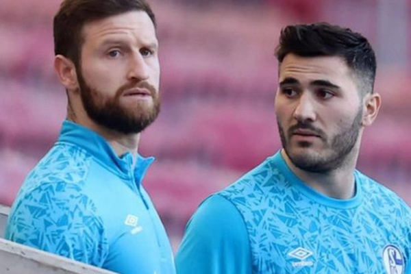 Hai cựu cầu thủ Arsenal bị fan Schalke 04 rượt đánh chạy tóe khói trên phố