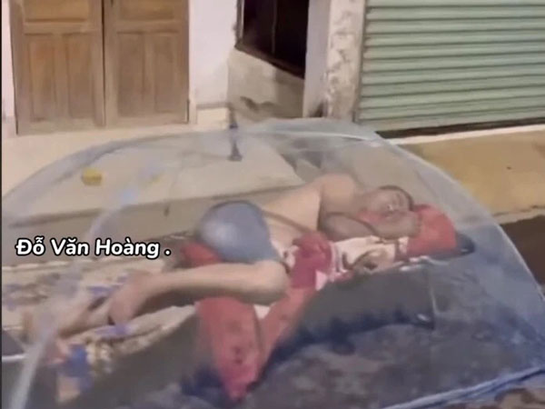 Dở khóc dở cười với hình ảnh người đàn ông chải chiếu, chụp màn ngủ ven đường, hỏi ra mới biết lý do 'nhà nào chẳng có'