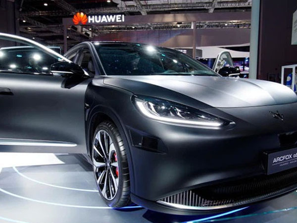 Huawei trình làng mẫu xe điện đầu tiên với khả năng chạy 700 km sau mỗi lần sạc