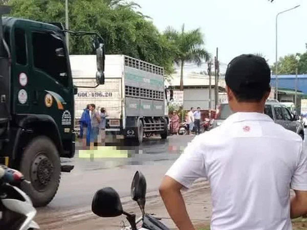 Va chạm kinh hoàng với xe tải, 2 vợ chồng đi xe máy tử vong tại chỗ