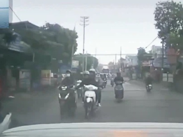 Chạy xe máy áp sát rồi vỗ mông cô gái, 2 thanh niên suýt phải trả giá đắt