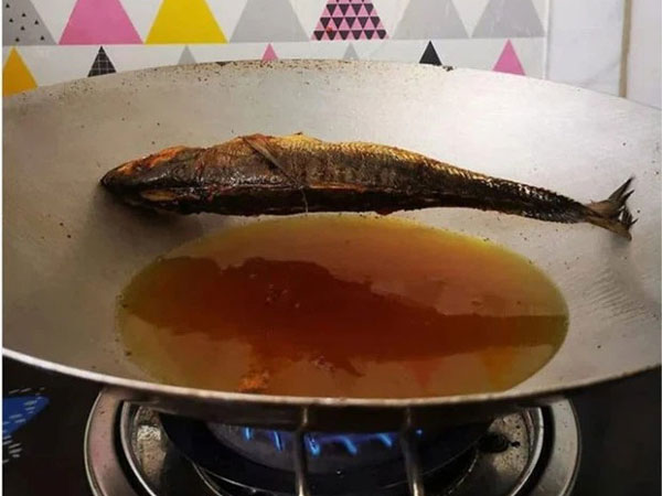 Tư thế 'tới chết vẫn ngoan cố của chú cá khiến dân mạng cười bể bụng, gia chủ bất lực đăng đàn Facebook