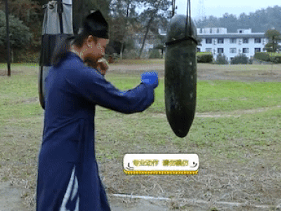 Chưởng môn Võ Đang thi triển 'cú đấm ngàn cân' theo phong cách độc nhất vô nhị