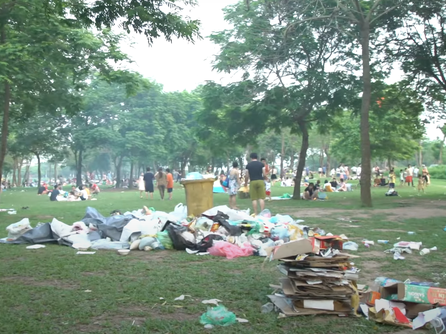 Sau 1 ngày nổi rần rần vì hàng nghìn người kéo nhau đi camping đầy thơ mộng, công viên Yên Sở đã 'biến hình' không khác nào vựa rác