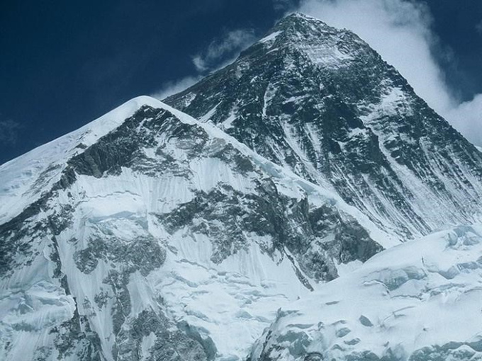 Đỉnh Everest cao nhất thế giới cũng đã có người mắc Covid-19
