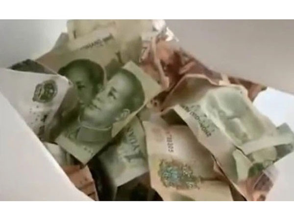 Tò mò mở thùng rượu trong tủ quần áo, con trai khiến bố 'méo mặt' vì lộ bí mật giấu kín 10 năm