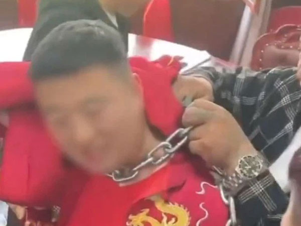 Chú rể bị bạn thân đeo xích sắt vào cổ rồi làm mất chìa khóa trong ngày cưới, gia đình phải lấy cưa máy ra giải cứu để còn động phòng