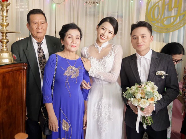 Đám cưới Phan Mạnh Quỳnh và vợ hot girl tại Nha Trang: Cô dâu khoe vòng 1 hững hờ, 'cẩu lương' ngập trời