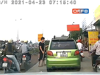 Clip: Nam thanh niên vác gậy đuổi, đập vỡ kính xe, đấm tài xế tới tấp ngay giữa đường