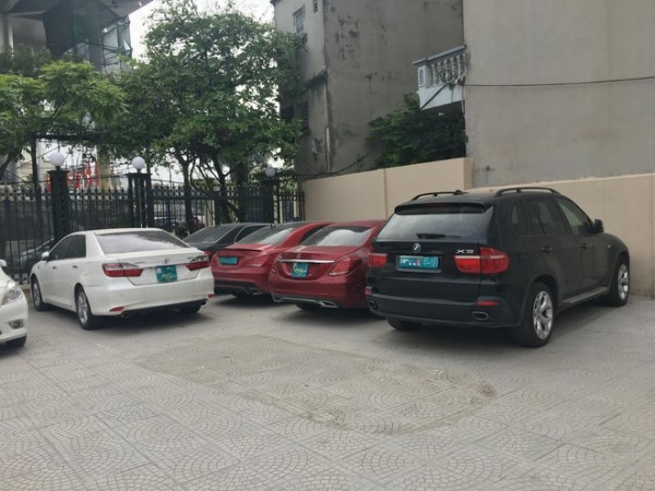 Truy nguồn 5 xế hộp hạng sang trong đường dây mua bán xe gian bằng giấy tờ giả