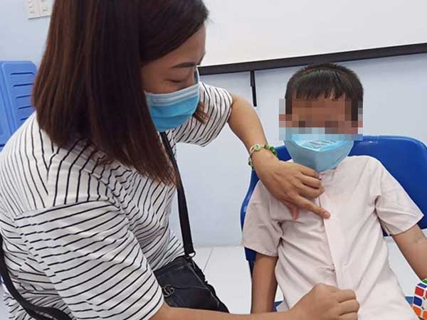 Khò khè 2 tháng, bé trai phát hiện bị hóc móc khóa