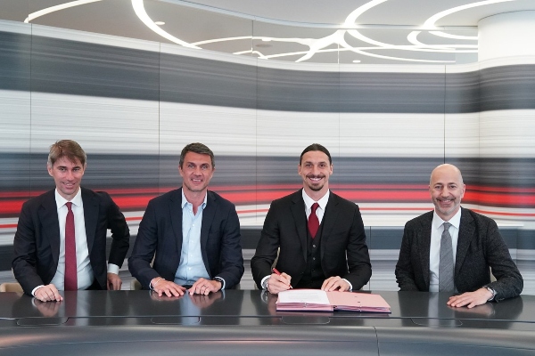 Ibrahimovic chính thức gia hạn với AC Milan thêm 1 năm
