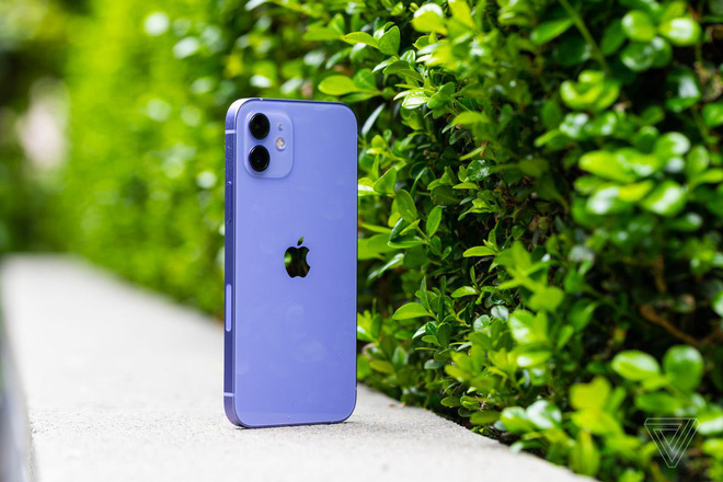 Cận cảnh iPhone 12 màu tím mộng mơ