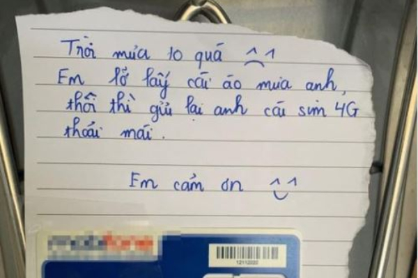 Bị lấy mất mũ bảo hiểm, thanh niên nhận về một vật mà nhìn càng thêm tức