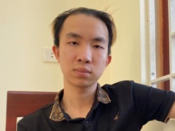 Giúp mẹ vận chuyển 20 bánh heroin rồi trốn vào TP.HCM