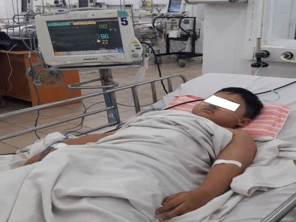 Bé trai 8 tuổi bị ngộ độc nặng khiến máu chuyển từ màu đỏ sang màu nâu