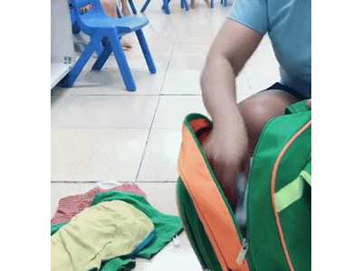 Cô giáo mầm non hết hồn khi mở balo của học sinh: Đây là lý do đừng bao giờ để bố soạn quần áo cho con!