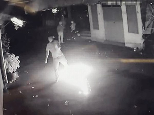 Mâu thuẫn khi tính tiền, ném ‘bom xăng’ đốt quán nhậu