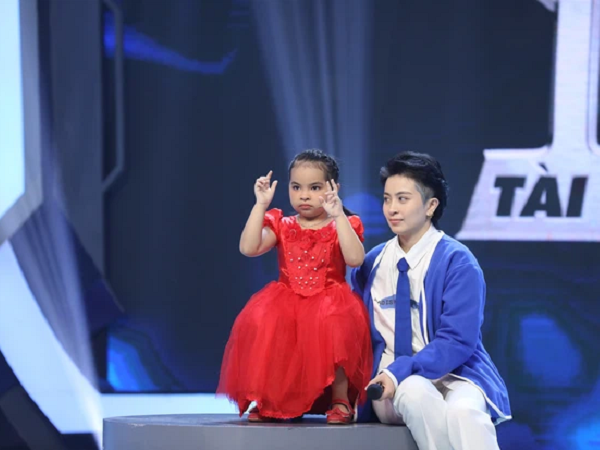 Hari Won - Trấn Thành kinh ngạc trước khả năng tính nhẩm nhanh hơn bấm máy của cô bé 5 tuổi