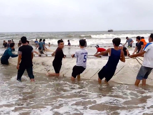 Hàng trăm người dùng lưới lớn tìm 3 học sinh đuối nước đang mất tích trên biển