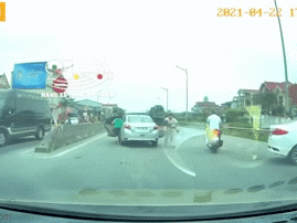 Video: Ô tô 'tập lái' gặp nạn trên đường, người đàn ông ôm đứa bé 2 tuổi lao ra ngoài đưa đi cấp cứu