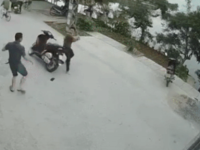 Video: 2 thanh niên hỗn chiến giữa đường, 1 người nguy kịch