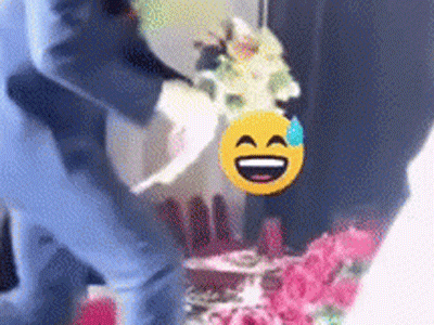 Dở khóc dở cười với màn quỳ trao hoa rách cả đũng quần của chú rể, cô dâu lúng túng trên lễ đường còn khách mời cười khúc khích