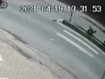 Video: Qua đường không quan sát gây tai nạn, hành động sau đó của người đàn ông còn gây phẫn nộ hơn