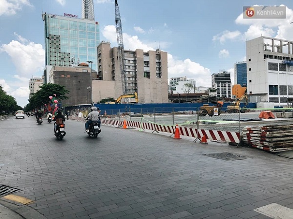 Rào chắn Metro số 1 cạnh phố đi bộ Nguyễn Huệ được tháo dỡ sau 7 năm