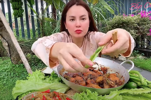 Hoa hậu ở nhà 200 tỷ 'cosplay' thành YouTuber giản dị, ăn món miền Tây ngon nhìn 'gớt nước miếng'