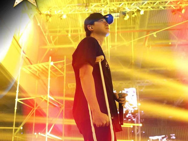 Chân gặp chấn thương phải dùng nạng, Karik liệu sẽ ổn nếu ghi hình Running Man Việt mùa 2?