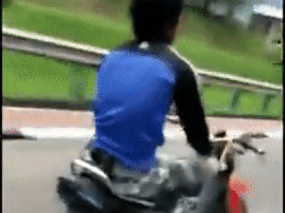 Video: Thanh niên 'ngồi thiền' thả hai tay khi lái xe máy gây bức xúc