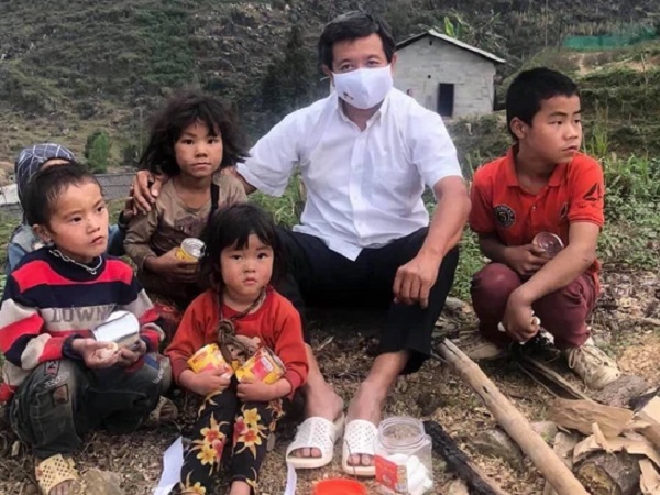 Ông Đoàn Ngọc Hải quyết định 'nóng' giúp bé bị vẹo xương sống, cô giáo vừa khóc vừa 'hò hét' vì sung sướng