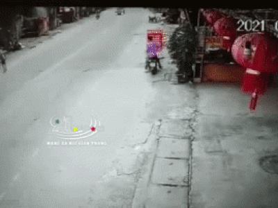 Kinh hoàng ô tô dừng đột ngột khiến 2 nữ sinh đâm vào đuôi rồi bắn sang đường, bị xe khác cán trúng